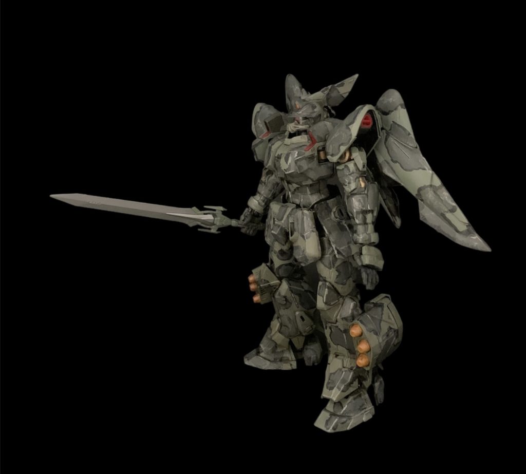 ウェザリングは前回のザク同様ミスターウェザリングカラーを使いました。まず下地、機体色、迷彩、黒のライン、シルバーでハゲチョロ、グランドブラウン、ホワイトダストの塗装です。ピンポイントのシルバーはクレオスのラッカーです、ここまで大きな模様描いていたらいらないよね、マーキングシール。