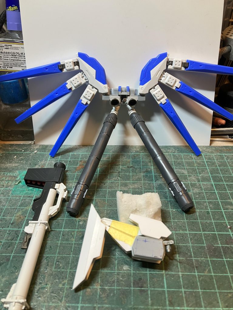 何故かHi-νのバックパックは胸部と一体化されていたから、一旦切り離してファンネルコンテナの取り付け位置変更と中央のテールスタビライザーをキットを芯にしてMGのデザインに変更バズーカーをバックパックに固定出来るようにする為加工して磁石で脱着固定