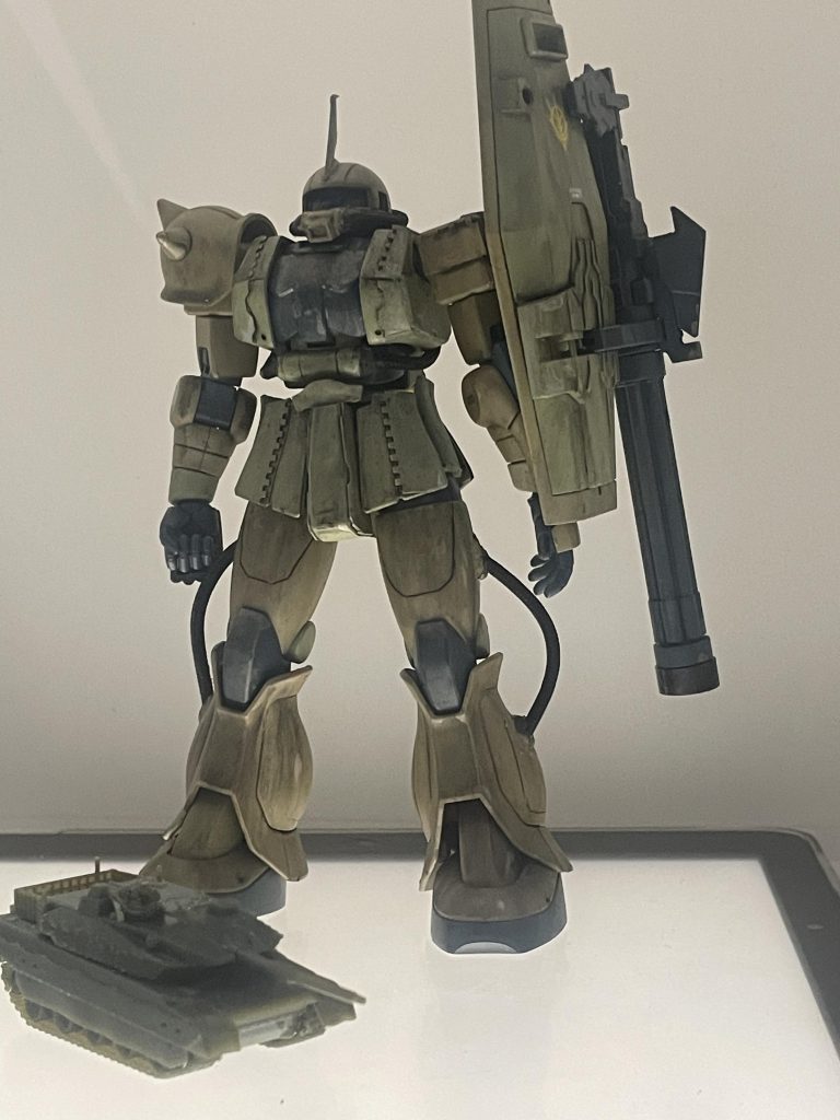 同スケールの陸自10式戦車との比較。こうして見ると如何にモビルスーツがデカいかよく判りますね。ミリタリーぽい雰囲気のガンプラ作成を練習している最中ですが、いずれ満足のいく作品が出来たらと願いつつ次回に続きます。最後までご覧いただきありがとうございました。 