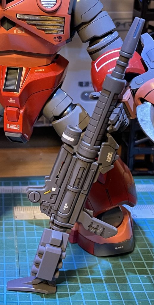 ビームライフルあくまで試作機で、シャアの強い要望と作戦成功のため、やむなく戦場に配備することになるザクマシンガンをベースに改良し、連邦軍のビーム兵器の技術を試験的に採用したもので、出力は不安定な状態シャアだからこそ扱えるシロモノだとかなんとか