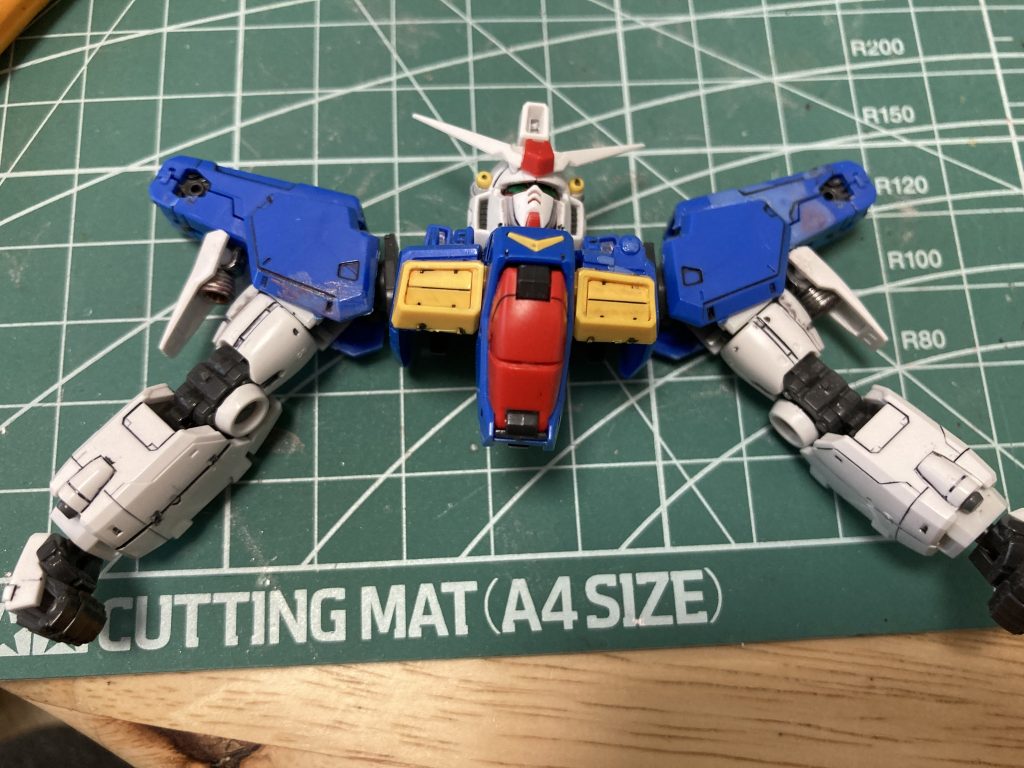 顔と胸、腕。良くできています。白いつの。接合部はしっかりしています。墨入れと少しだけマーカー。パーツ細かっ!RGはHGより価格ぶん以上、苦労させてくれます。RGサザビーは地獄とお聞きしておりますが。