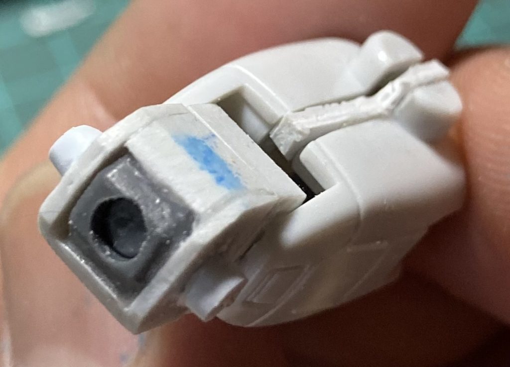 ボリュームアップしたかったものの、キットのパーツはあまりいじりたくなかったので剥き出しのポリ関節にセメダインPPXを使って加工したランナー、ランナータグを貼り付け整形。真鍮線を部分的に仕込んで剛性を保っています。モモも同様に。セメダインPPXはポリパーツとプラの接着が可能です👍