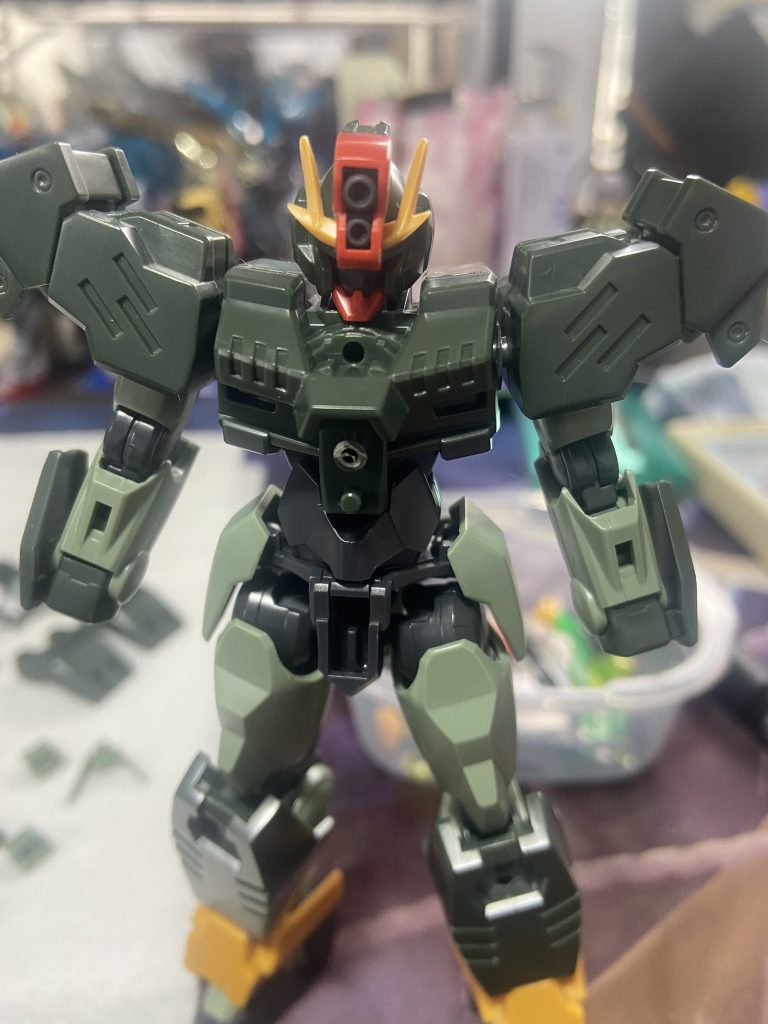 マッシブ感を出したかったのでアンテナは短く加工。またシールドとライフルのGNソードはクアンタのクリスタルタイプの刀身に変更。