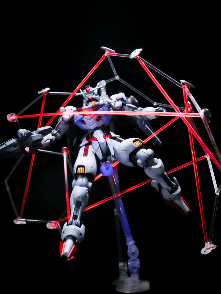 別の機体に組み合わせれば電磁ビームに囚われてる風にできます。