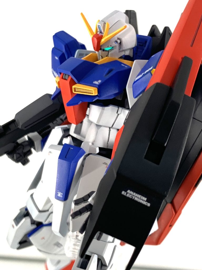 ツインアイは蛍光グリーン+ブラックライトで光ります!