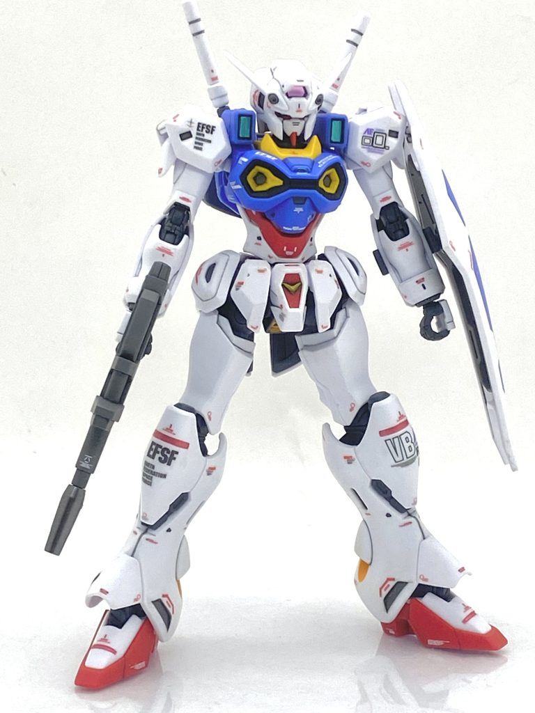 エンゲージゼロのデザイナーであります、ことぶきつかさ氏は宇宙世紀の中でも知る人ぞ知る方で一年戦争末期のアナベル・ガトーの戦いを描いた漫画やオリジン、最近公開されましたククルス・ドアンの島のキャラクターデザインをされています。アニメシーン見て思ったのですが、顔がカトキ風でGP03に似ている感じの大変なイケメン差と思いましたが、それが再現されていてこれは驚きました。コックピットのレイアウトはジオン軍が実施しました統合整備計画の規格に準じているから曲面かつウエストが大変細いのでアナザーの機体みたいに見えてしまいます。ですが、肩のセンサー各部の赤いライン、腕の形状、シールドにはGP01の要素が入っているから技術的な繋がりを感じる事が出来て設定を重視していると思いました。