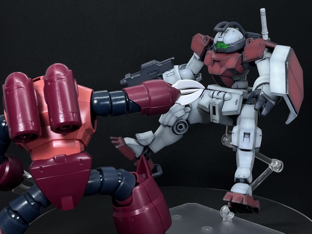 素組のシャアズゴいたので。流石に胴体に穴は開けなかったです。。。