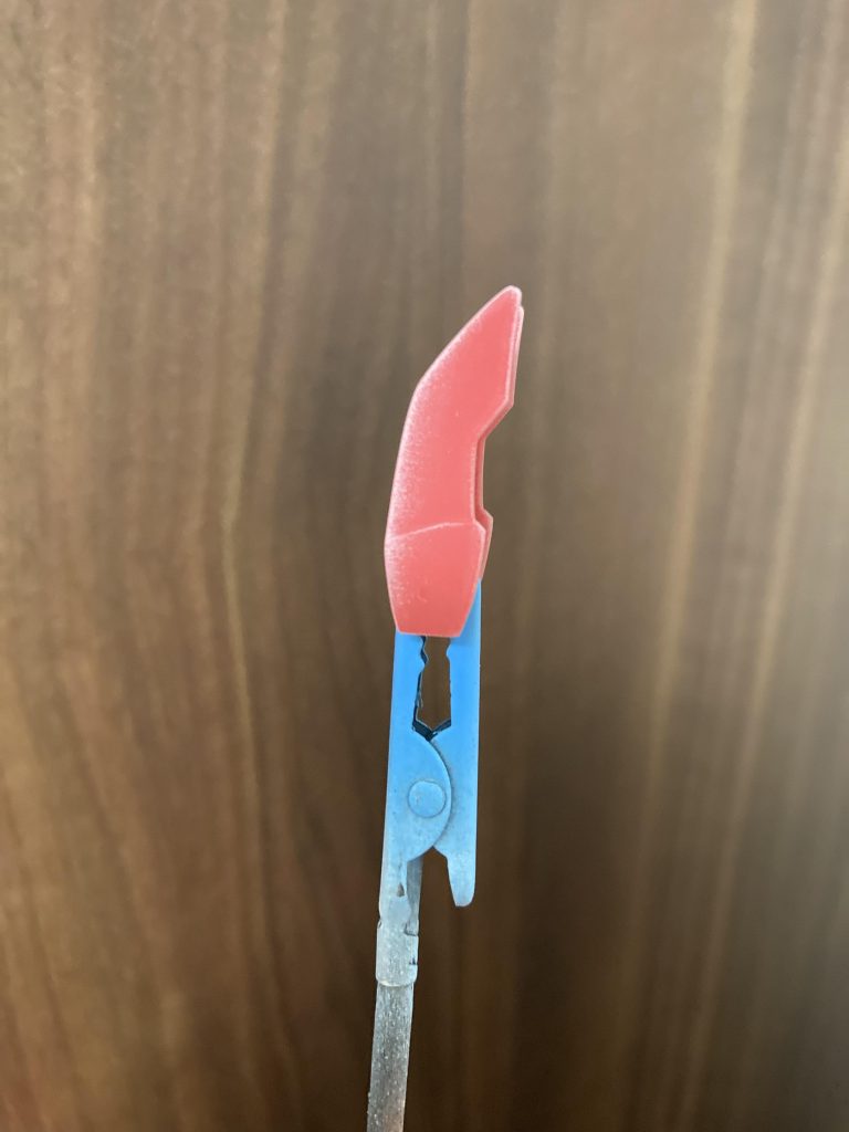 で、雨の日に吹いたらこうなりますの典型で、見事に白化しました…。が、これはあくまでも水性塗料の食い付きをよくするための物なので気にせず筆塗り開始しました(笑)