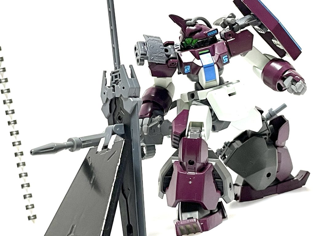 【大型ビームライフル】「対ビームシールド」の欠点。それは「莫大な電力が必要」ということ。決闘場の防護壁のエネルギーはコロニーの動力で賄われているため常時稼働も可能だが、MSサイズで携行するには、学生レベルには些か荷が重い。サークルメンバーにできた事は、「使用時は任意でオン・オフにする」「バッテリー式で5回まで」だった。(※つまり喰らいそうな時にバリアをオンにして、当たらなくてもバッテリーは消費する。)用途は、射撃戦で塹壕代わりに立てておくか、