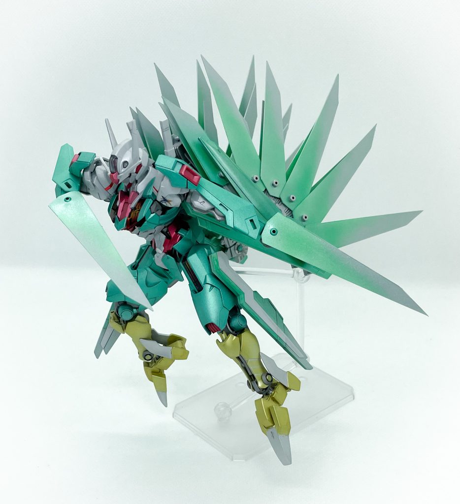 アエロプース&専用ラック背中に増設された翼状の専用ラックにマウントされている羽根形のビット。エスカッシャンとは違い射撃能力は無く、ビット自体が突撃し目標を両断するサーベルのような運用目的としている。手の甲に専用のマウントラックを追加されている為、剣のように近接武装として使う事も可能。