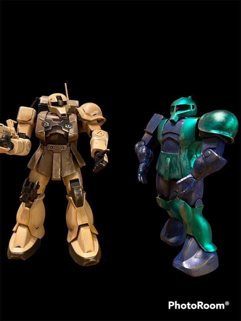 同じサイズの旧キットの旧ザクと並べてます。それぞれ味があります。