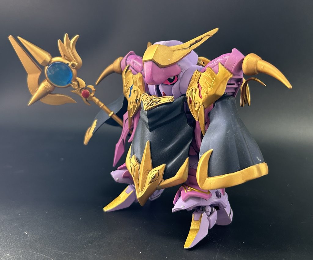 本キャラクターは、段階的に星の力を開放していく事でパワーが上がっていくという設定で制作しましたので、姿もそれに伴って変わっていきます。まずは初期状態の、マントで身を覆っている姿です。【召喚士イゾルデ】レイフガンダムの物をサタンガンダム風にアレンジしたマントを装備してます