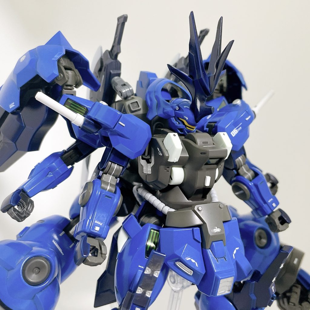 - 正面〜アップ -元々の機体色である赤系も魅力的でしたが、いつも相談しているMono さんの助言もあり、青系でまとめてみした♪本当はもっと細かくマスキングして塗装したかったんですが、技術が追いつきませんでしたwww