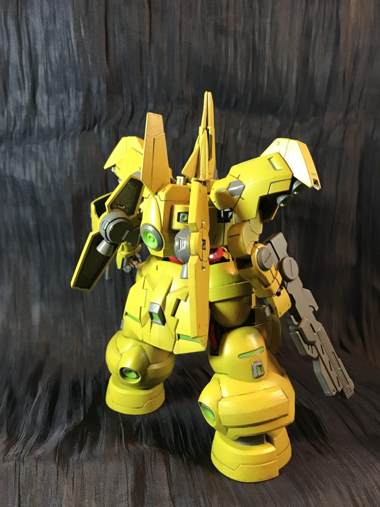 カミーユ少年の体を通して発現した力によってUC世界から消滅したパプテマスさんだったが、黒歴史の女神(蝶っぽい美人の双子)の計らいで「よしなに。」とアド・ステラ世界に転生。木星からの転入生としてアスティカシア高等専門学園に入学。経営戦略、メカニック、パイロットを一人でこなす天才ぶりを発揮し学園の注目を集め、自前で用意した純白の制服に身を包み、新たな野望を抱いていた。