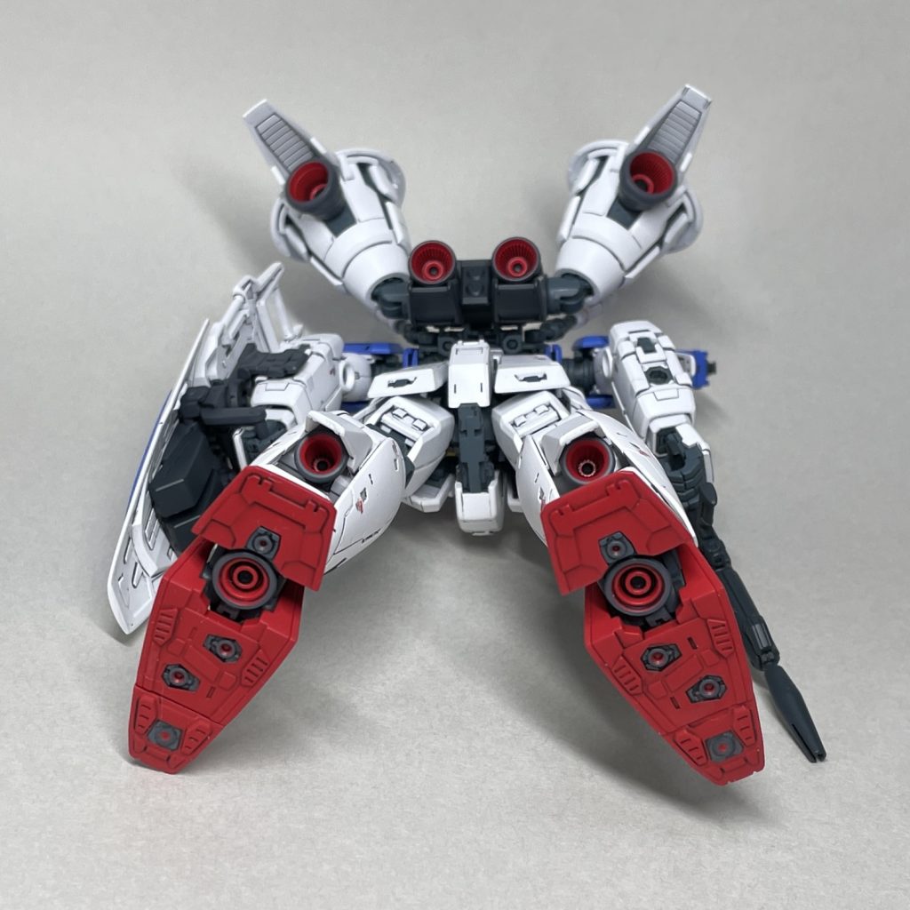 下から あっさりした配色なので、バーニア内側の赤をきっちり塗り分けてアクセントを付けました。影が落ちて暗くなる部分が多いので、もう少し明るい赤の方が良かったかもしれません。