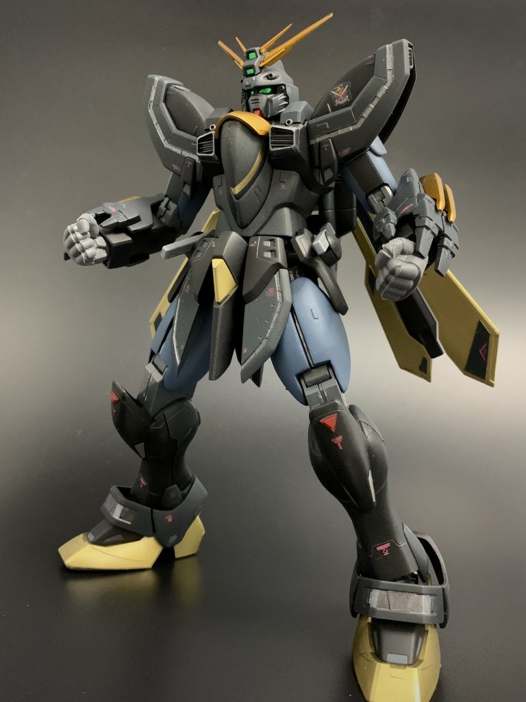 大きな改造箇所は、太ももの大型化と、下腕カバーの延長です。あとはウイングの先端や肩部アーマーの先を鋭角にしたくらいです。カラーはとにかくまずは黒。けれど悪っぽくならずあくまで前作主人公の客演ぽさ、みたいな感じです。