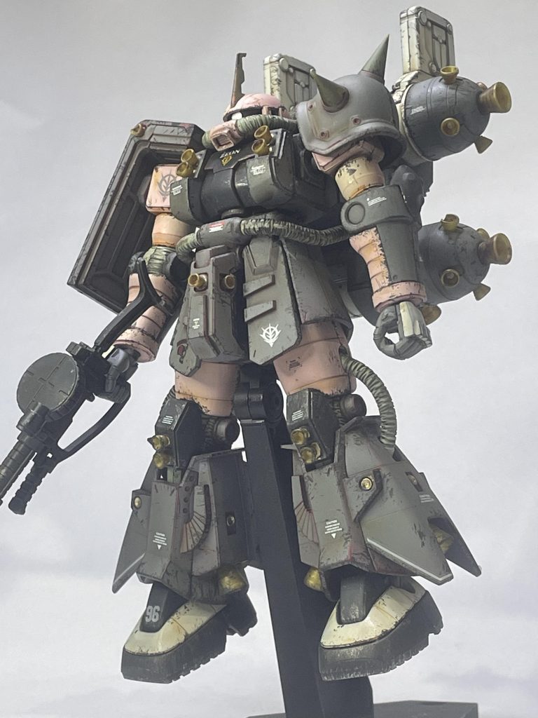 HG 高機動型ザク サンダーボルトVer.こと通称サイコ・ザク。突貫実戦投入をイメージしてロールアウトカラーに全塗装。ウェザリング処理を全面に施しました。