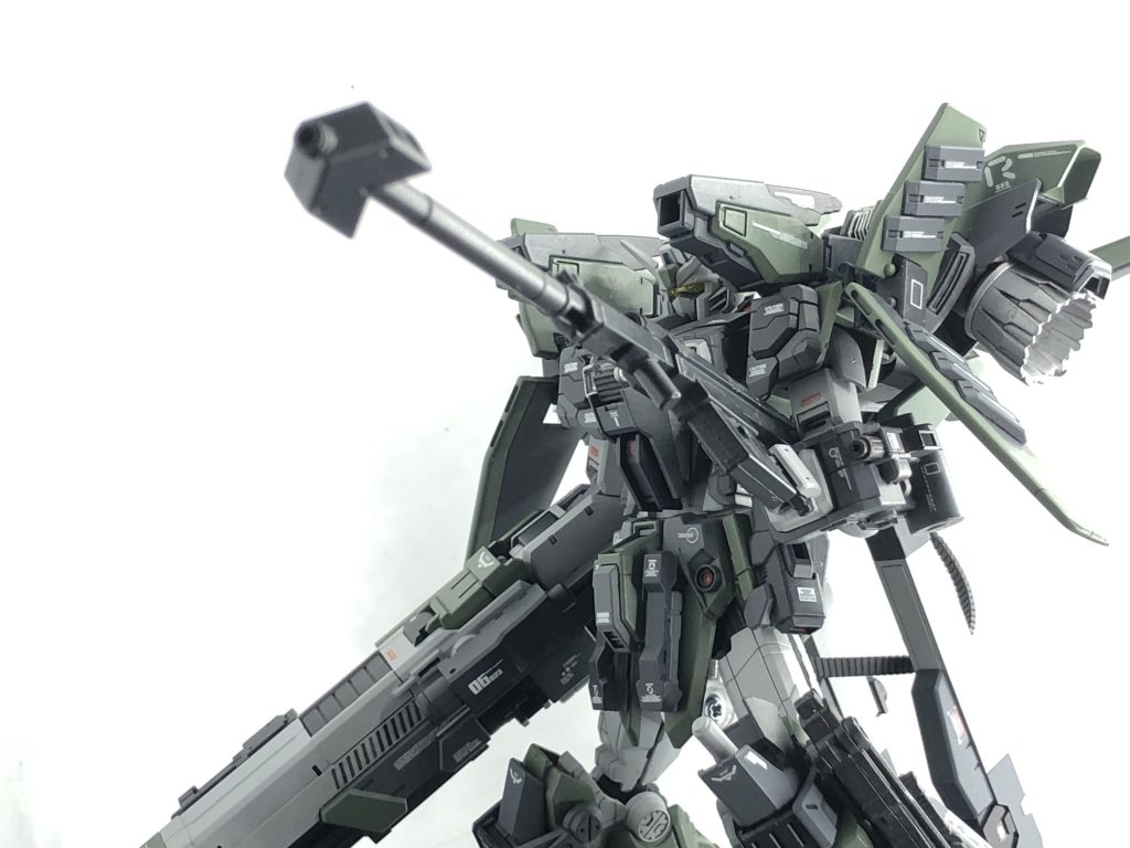 狙撃ライフル実弾の大型狙撃ライフルです。本機でもオプション装備なのは変わらず。マウント出来る箇所が無いので弾切れ時や不必要になった時は基本的に破棄されてしまう悲しい武装。