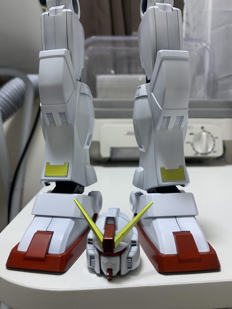 ボディ部分は黒サフ立ち上げ白仕上げ関節ABS部分はガイア黒サフで塗装してます。(Mrカラー系だと割れるから注意)