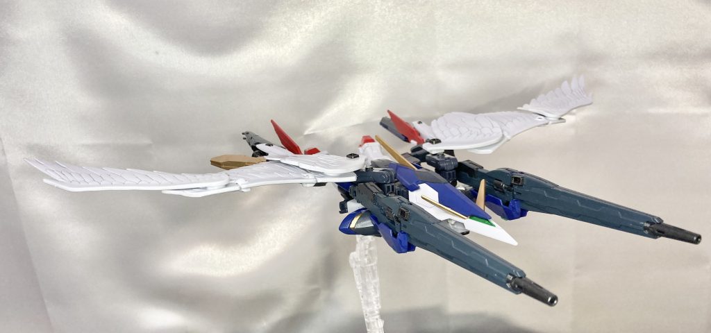 【ネオバード形態・大気圏内モード】もちろんネオバード形態に変形出来ます。脚部装甲はストライクフリーダムを使っていますが、中の膝関節はウイングガンダム系の逆関節になるパーツをはめ込んでいるため、ちゃんとクランク状に曲げられます。ツインバスターライフルはシールド両端に懸架したかったですが、シールド重量と機体と長物ライフルの全体的なバランスを考慮し、主翼のメインフレームにジョイントパーツで懸架してます。