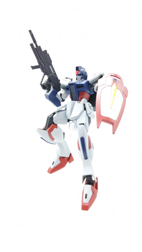 パラシュートパックを装備するとビームサーベルが装備できないという欠点がありますが、空挺兵のようなシルエットがなかなかカッコいいです。