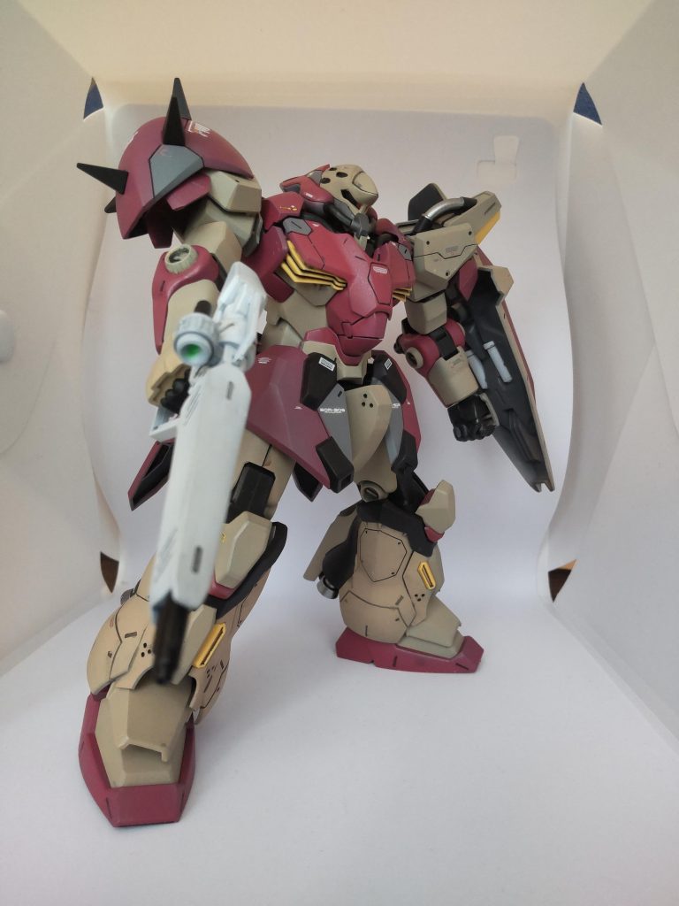 キットはとても組み立てやすく古いHGを作った後だとサクサク組めました。前スカート部分だけは組立づらくすぐポロリするのが残念でした。