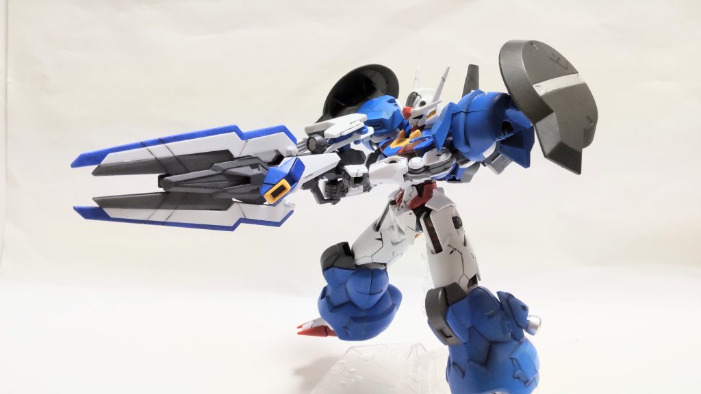 これがやりたくてディランザのビームライフルで銃身を延長して、干渉するところを削り込んでます。あと、アーマーは着脱可能になってます。 