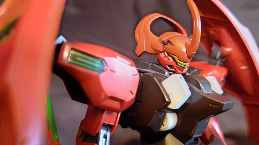 カメラアイは下に金を塗装して発色力を上げています。