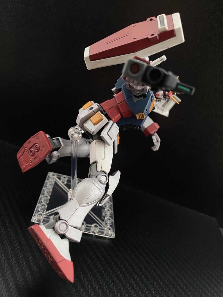 　RX-78ガンダム、一年戦争を生き抜いてきた者は敵、味方問わず知らない者はいないだろう。白い悪魔と呼ばれた機体。　躱わす、躱わす、躱わす、当たらない。弾速の遅いクレイバズーカはともかく、ジムIIのビームライフルですら。圧倒的な機動力。側から見ていても殺人的とも言える加速力。同じ人間が乗っているとは思えない機動。「強化人間とか言うヤツか、でなけりゃ、今頃中でシェイクだ」　中に乗っている者など無視するかのような機動で、そのガンダムはデブリ帯を舞うように、…いや、あれは雷だ。　ひっきりなしに聞こえる僚機からの焦りの声の中、冷静に敵の動きを見る。あれだけの動きだ、凄まじいまでのGがかかるはず、人が乗っている以上、必ず限界が来る。　そんなガンダムの動きが急に変わる。…不自然なまでに直線的に。それに反応したジムIIの一機が追い縋る。「…？、…まて、そいつはワナだ！」　その言葉は届かない。ガンダムは加速しながら振り向きざまにジムIIを狙撃したのだ。「後ろに目が付いているのかっ、おいっ、どうにかして回り込めっ」　残りのジムIIに指示を飛ばしながら、弾数の少なくなったクレイバズーカを撃つ。その弾はまだ可燃物が残っていたであろうデブリに当たり大爆発を起こす。偶々当たった弾で起きた爆発は、次々と周りのデブリに誘爆し、ガンダムを包み込む。これはチャンスだ。モニターに映るジムIIに叫ぶ。「今だっ撃て！」　しかし、その言葉も届くことはなかった。ライフルを構えたジムIIは、爆発の煙の中から放たれたビームに貫かれたのだ。見えているのか？、煙に包まれパイロットの視界はゼロのはずだ。…だが、動きは止めた。残弾のなくなったクレイバズーカを捨て、ヒートサーベルを構える。　ガンダムの二倍近い質量のリックドムIIはサーベルを構え、体当たりをするように突進する。しかし、ガンダムはそれを察していたかのように2本のビームサーベルを引き抜き、身にまとう煙を裂くようにその姿を現すと、サーベルを振り下ろさんと腕を上げる。だが、こちらの方が早い。リックドムIIの両の手に握られたヒートサーベルの切先は、ガンダムの腹部、コクピットを捉えている。