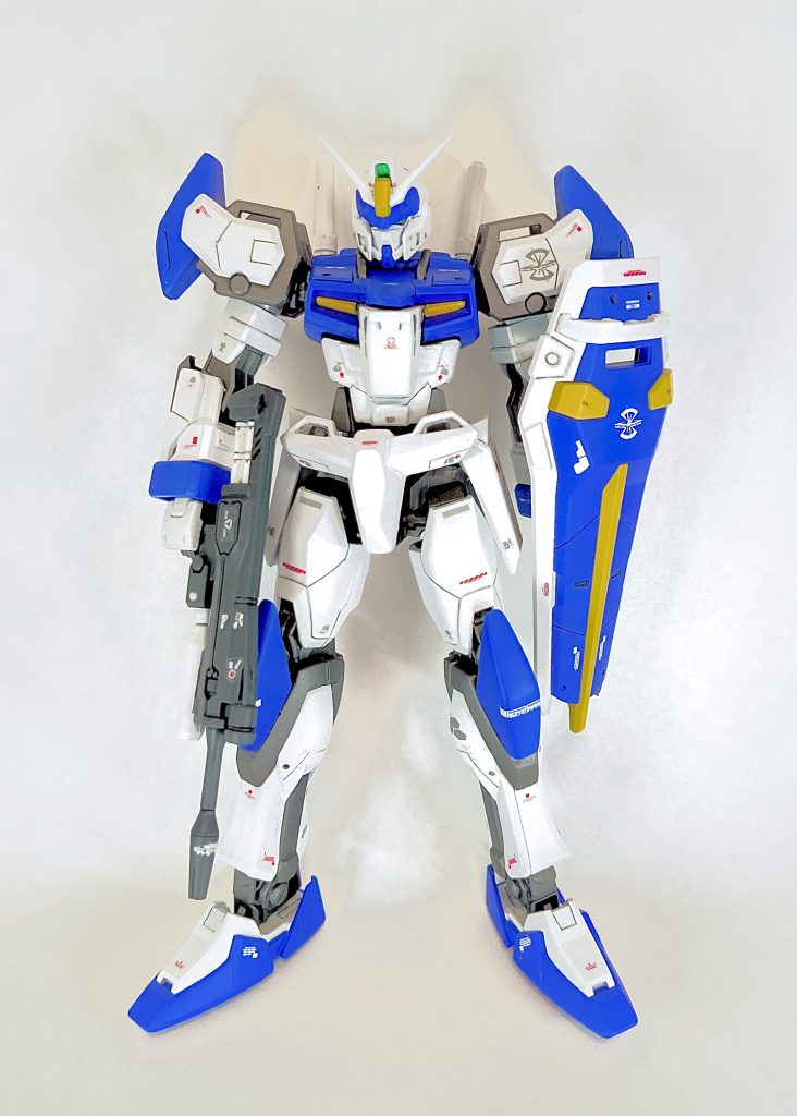 頭部やライフル、一部のパーツを除き8割はEGストライクを改良してます。そのおかげで可動域はかなり良くなりました。もちろんアサルトシュラウドも装備可能です。