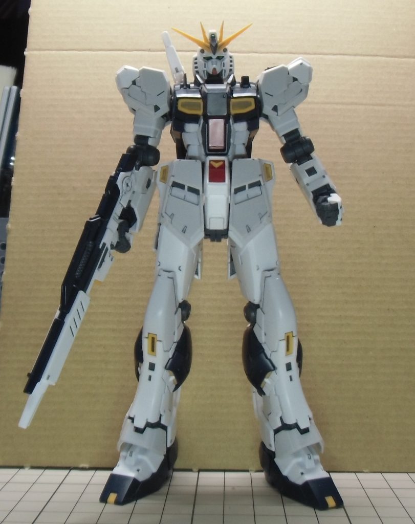 水性ウェザリングペイントというクレオスから出ているものを使いました。希釈の仕方にコツが必要ですが、水どころか乾いた綿棒ではみ出した塗料を落とせるので重宝します。