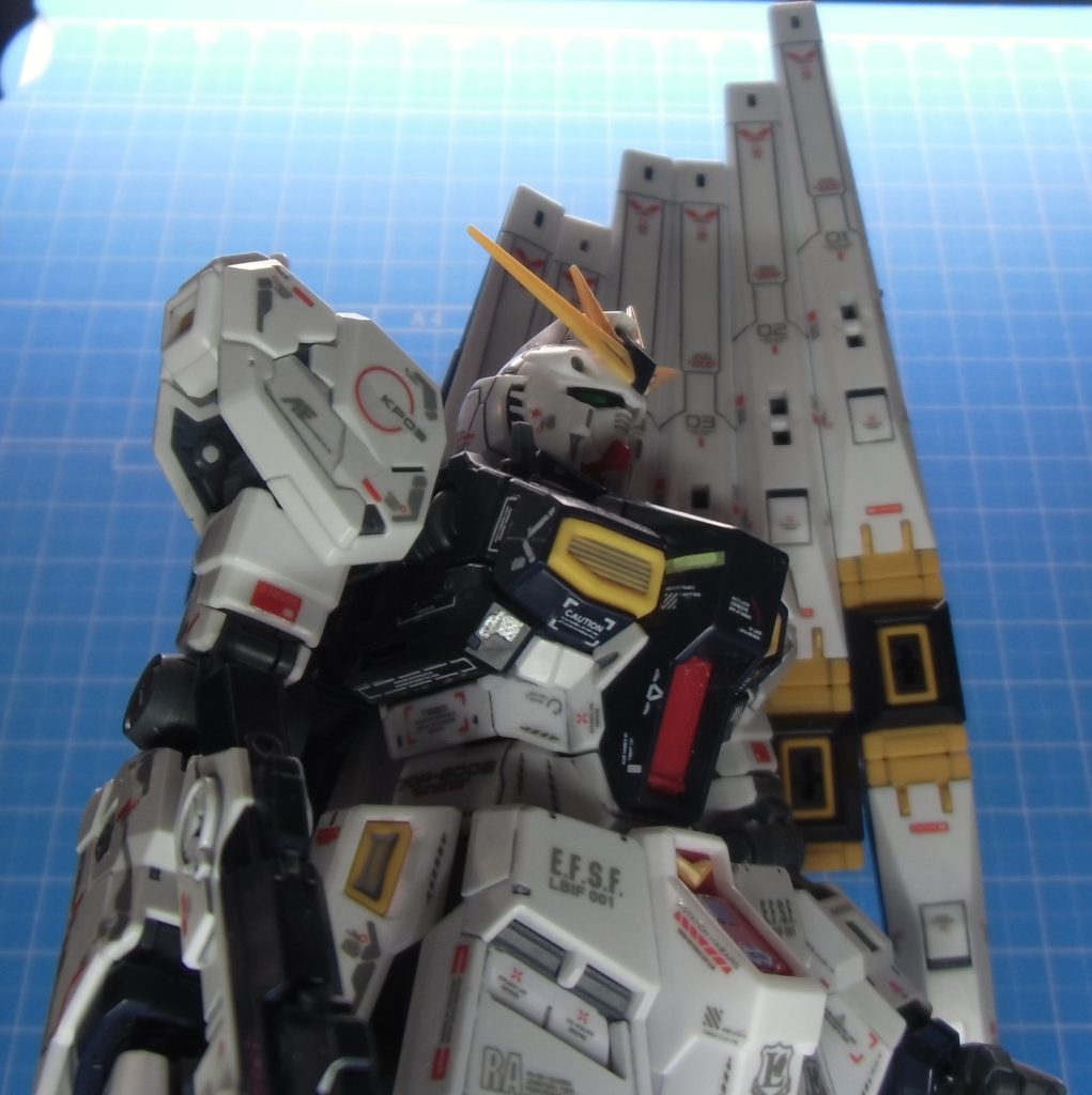 まだデカールの糊を拭き取っていないので白ボケしている部分が多々あります。