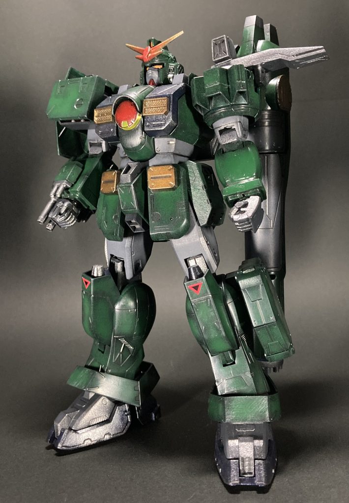 重厚感と力強さを意識して、シャドウ入れ、金属感を意識してメタリック系シルバーをダーク系色のエッジにまぶしております。キット付属のシールも一部使用しています。