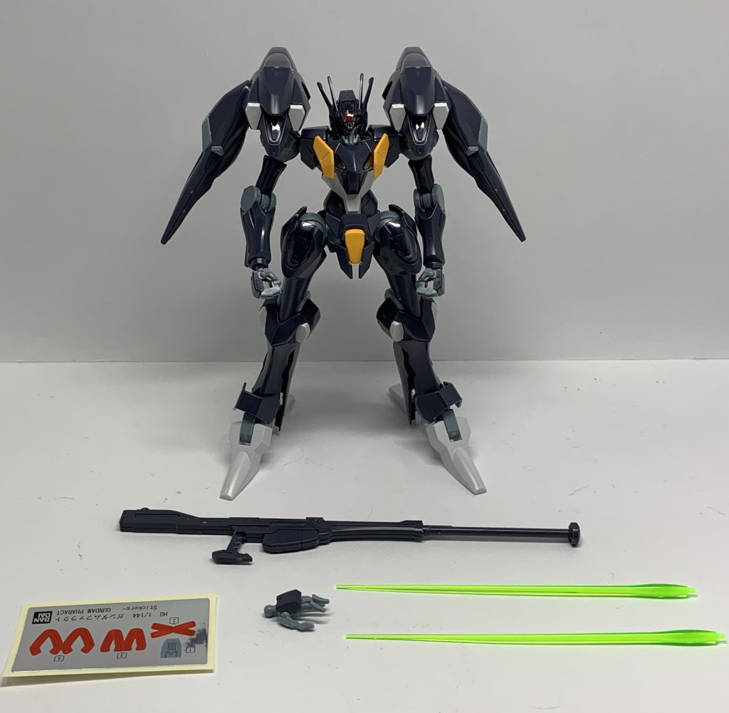 付属品とシール類。組んでみた感想ですが概ね安定しています。しかしバックブースターの展開部分のC字関節部分が弱く破損しやすいので注意が必要です。組み立て途中で折れかけそうになりました。それ以外は気になるところはないですね。