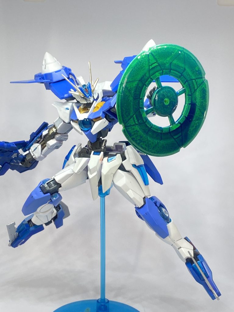 相手からの射撃は手からシールドを出して防ぎます。