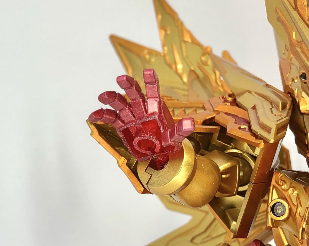 サンオリジネイトはガンダムマーカーのロイヤルメタレッドとトランザムホラレッドを混ぜて筆塗りしています。