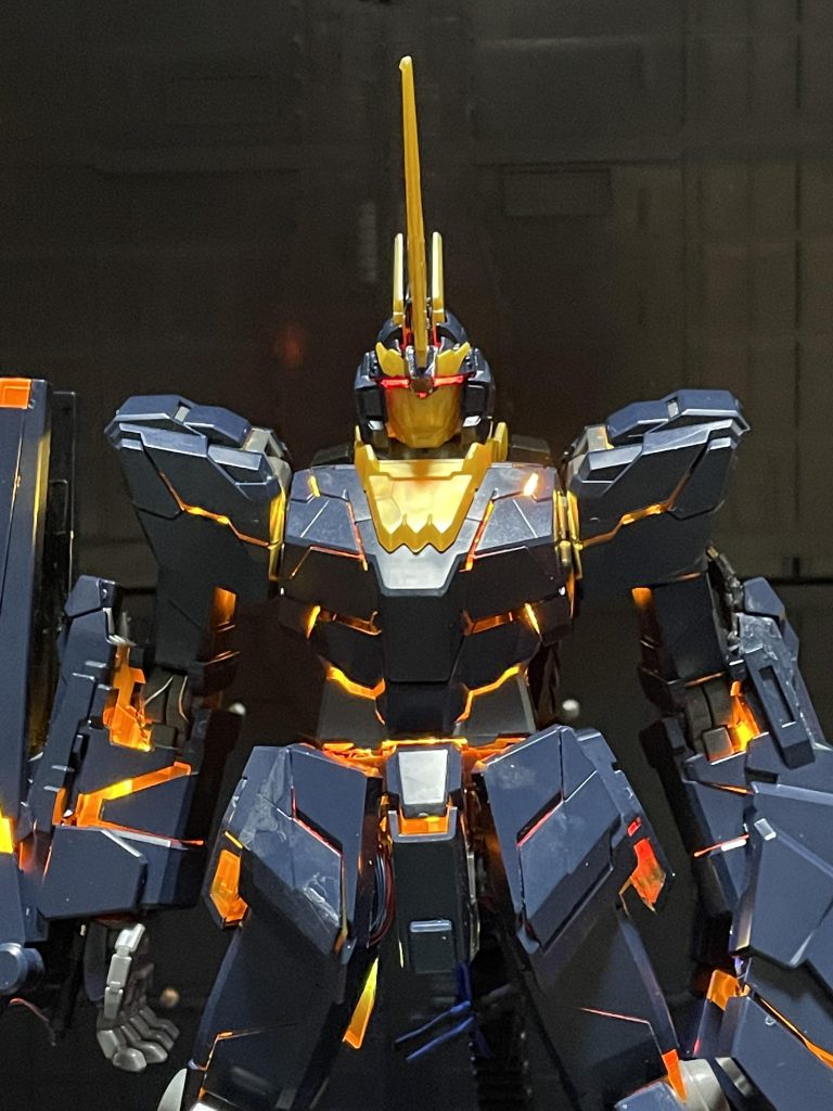 顔だけ発光や点滅発光、ゆらめき発光と動きがあるのでまたユニコーンガンダムかな。本体はまんま素組です。