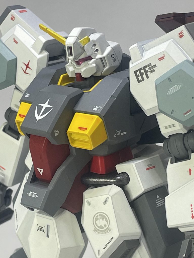 今回はグレーの下地からホワイトに変える際、サフは使用せず、はじめてベースホワイトなる商品を使用しました。基本サフと変わらないみたいですが隠蔽率が高いようでホワイトカラーにするにはちょうど良いかなと。