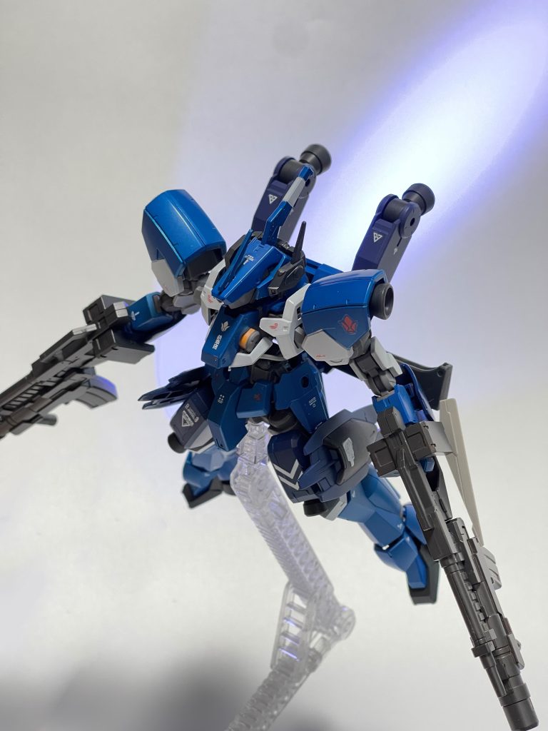 白背景紙にブラックライト当てたらバーニアのようだったんでなんとなく合わせたもの。頭部のアンテナ追加はミゾを掘り込んでシュヴァルべ用アンテナを設置。バルカンポッドはガンダムmk-2のだと一目見て分かりすぎるのでバーザムのものにして、安直さを隠すせめてもの抵抗を試みています。