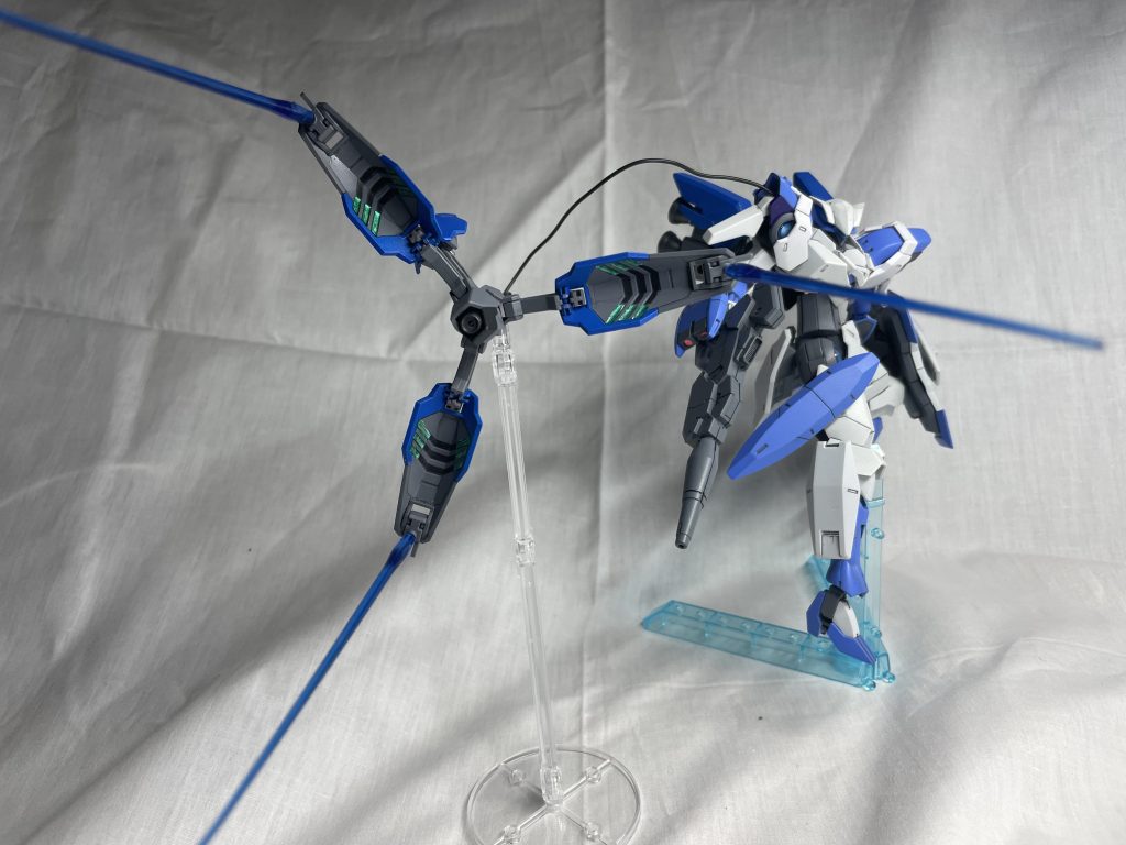 右肩に装備されたビームブレイサーⅡ元来の機能をそのままに、クロー部分にビームサーベル発生装置を搭載