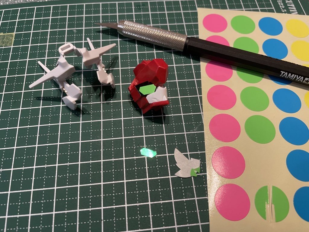 目は既存のシールを使わずに百均のシールを使用 思い切って自分好みのシルエットで作ってみました。作りが甘い部分はたくさんありますが、個人的には大満足です！