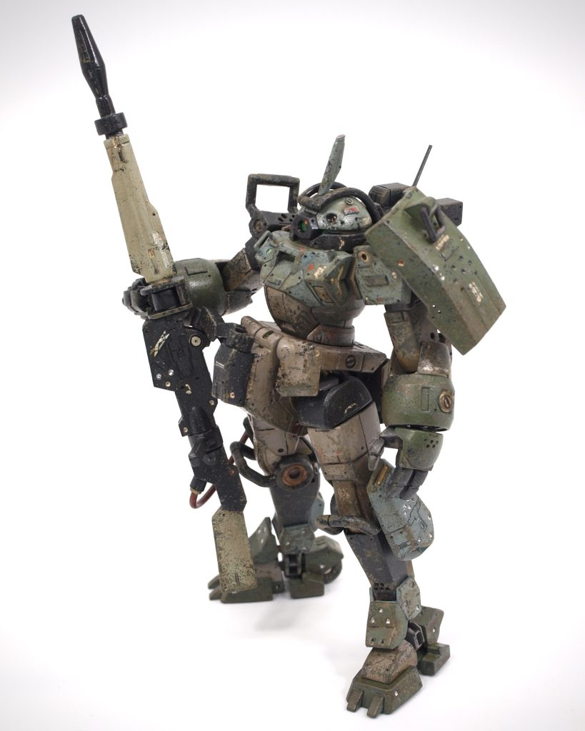 フィルターがかかっててわかりにくいですが頭部、胸部のグリーンと腕、脚のグリーンはツートーンになっています