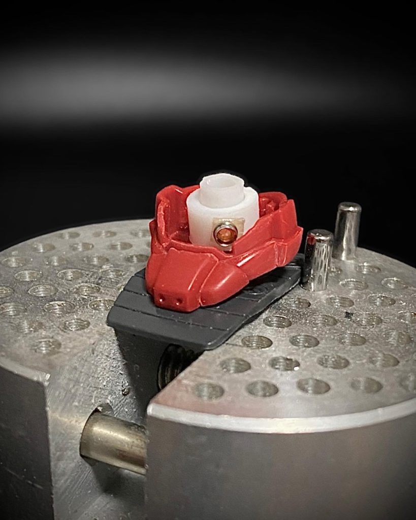 モノアイはクリアパーツ＋メタルパーツに変え、可動ギミックは作り変え。