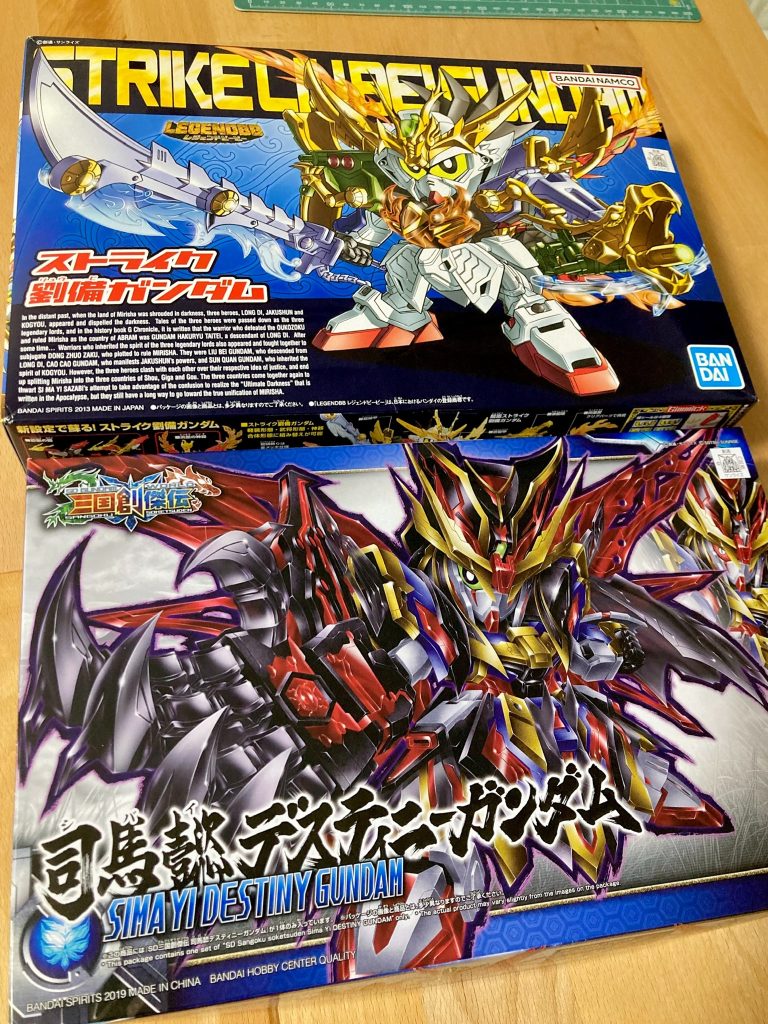 運良くLGBBストライク劉備ガンダムを入手出来たので、有効活用したいと思い、かねてから構想していた司馬懿デスティニーの原典MS風アレンジに取り入れる形で武装パーツを使用しました。上述のアクション性能重視のコンセプトで、関節各部にボールデンアームアームズ等を用いた可動改修を仕込んでいます。
