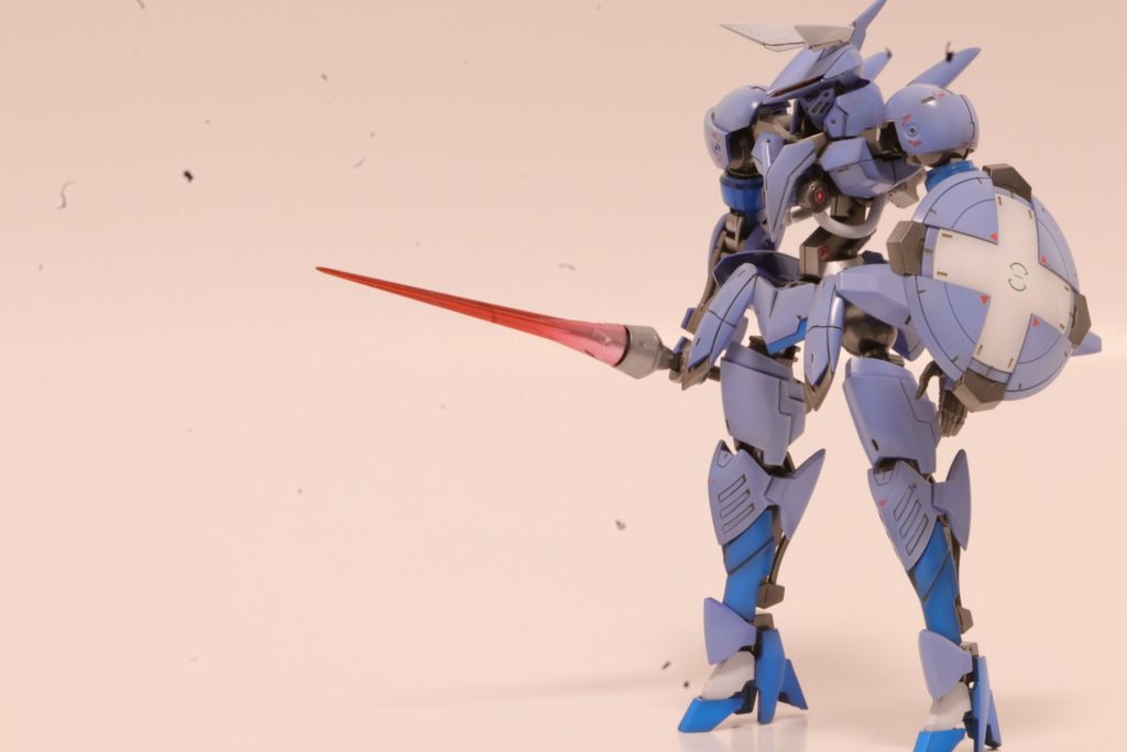 ランスの合わせ目が消えない😓瞬着を塗っては削りを繰り返しサフを吹いては削りを、繰り返したのに消えない_(:3 」∠)_パテで思いっきり形状弄るくらいの改造した方が結果的によかったかもなぁと反省しとります