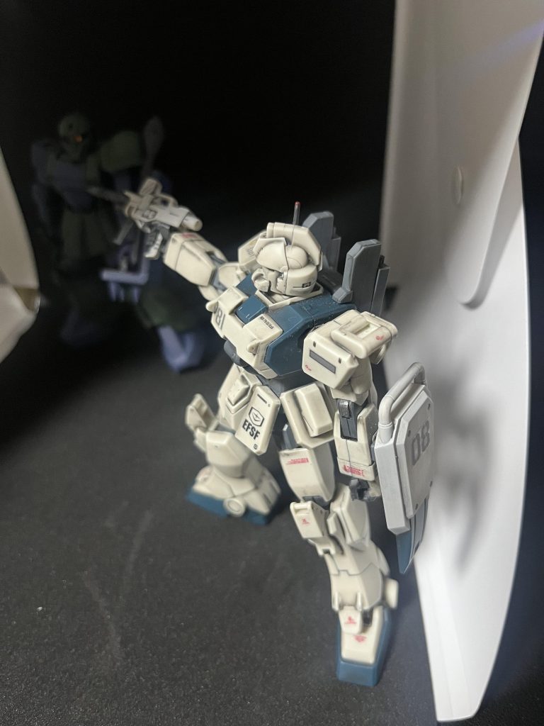 ザクIしか持ってないのですが、銃口の先に配置してみました。ポーズって難しいですね。