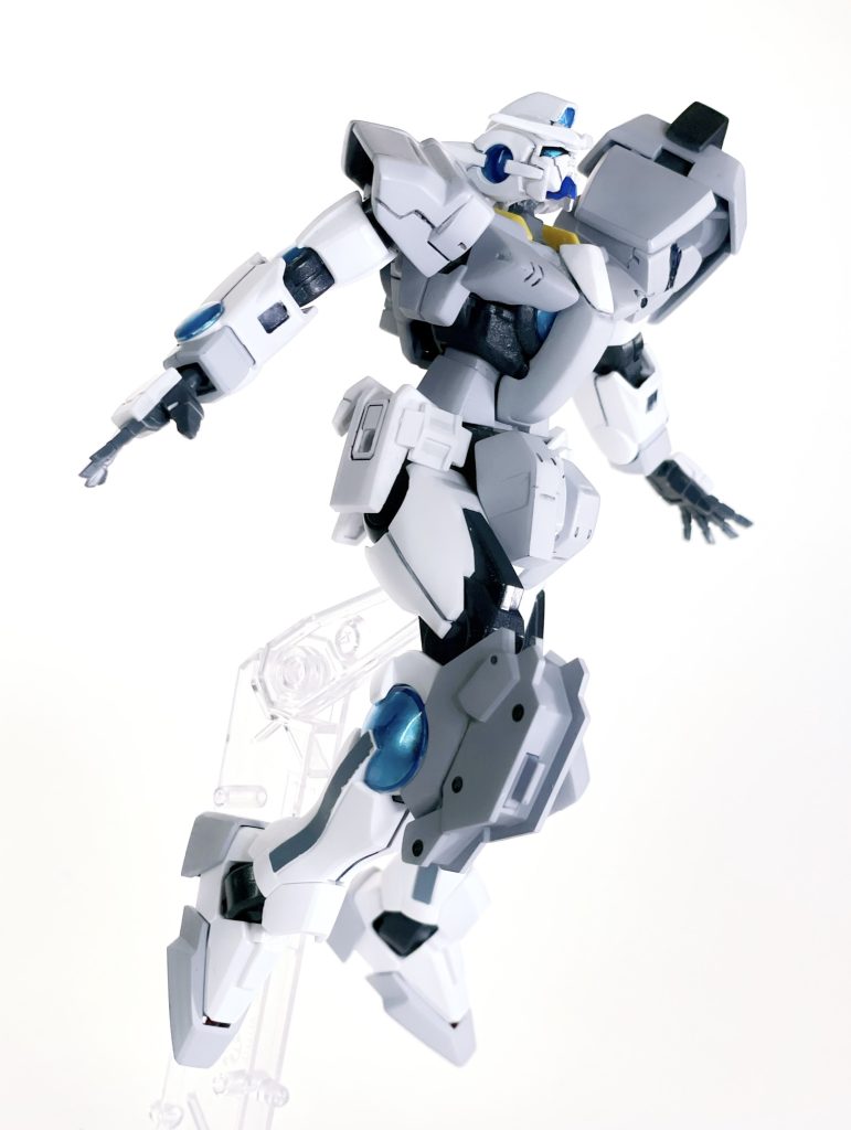 アクション2両肩のパーツは、ダブルオーダイバーのものをベースに、削ったり、プラ板を貼り付けて作成しました。