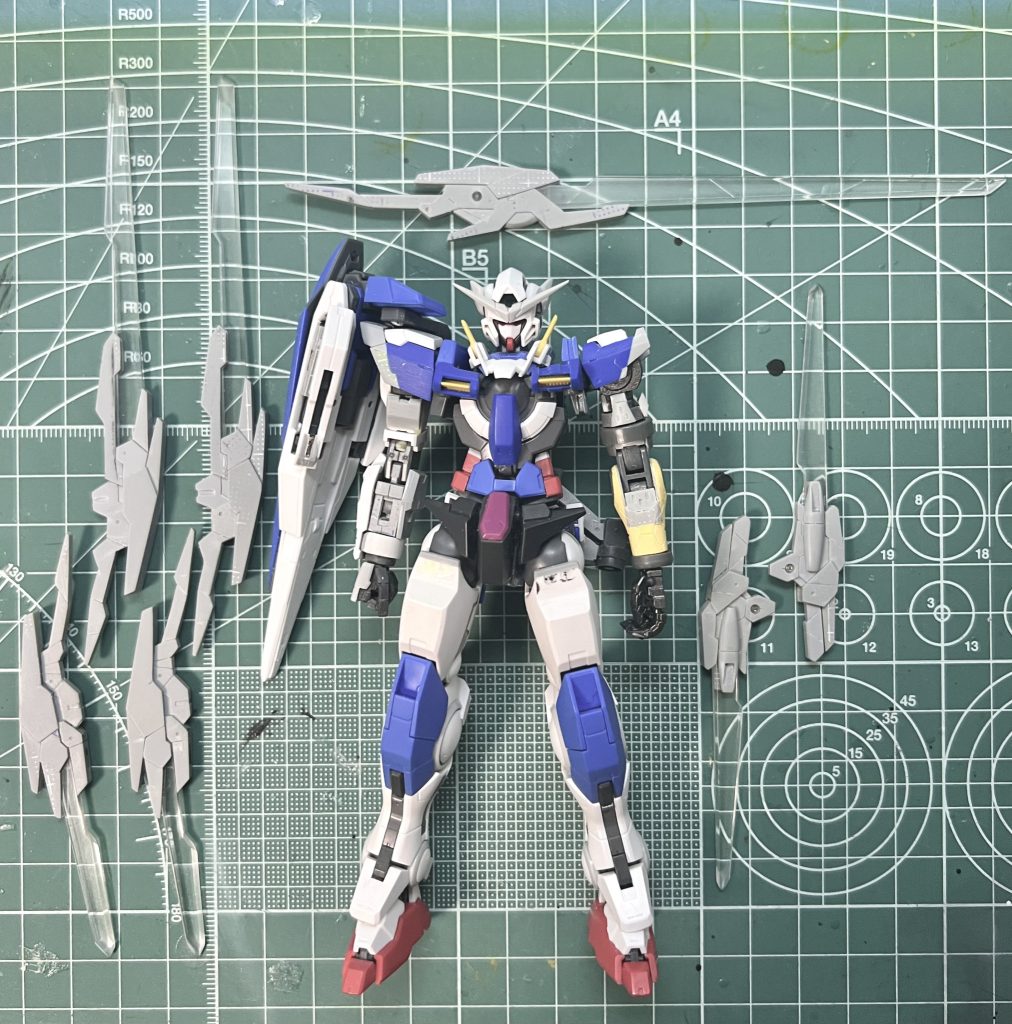 セブンソードはプラ板でのスクラッチです。クリア刃は1.7mmの透明プラ板を切り出して製作しました。