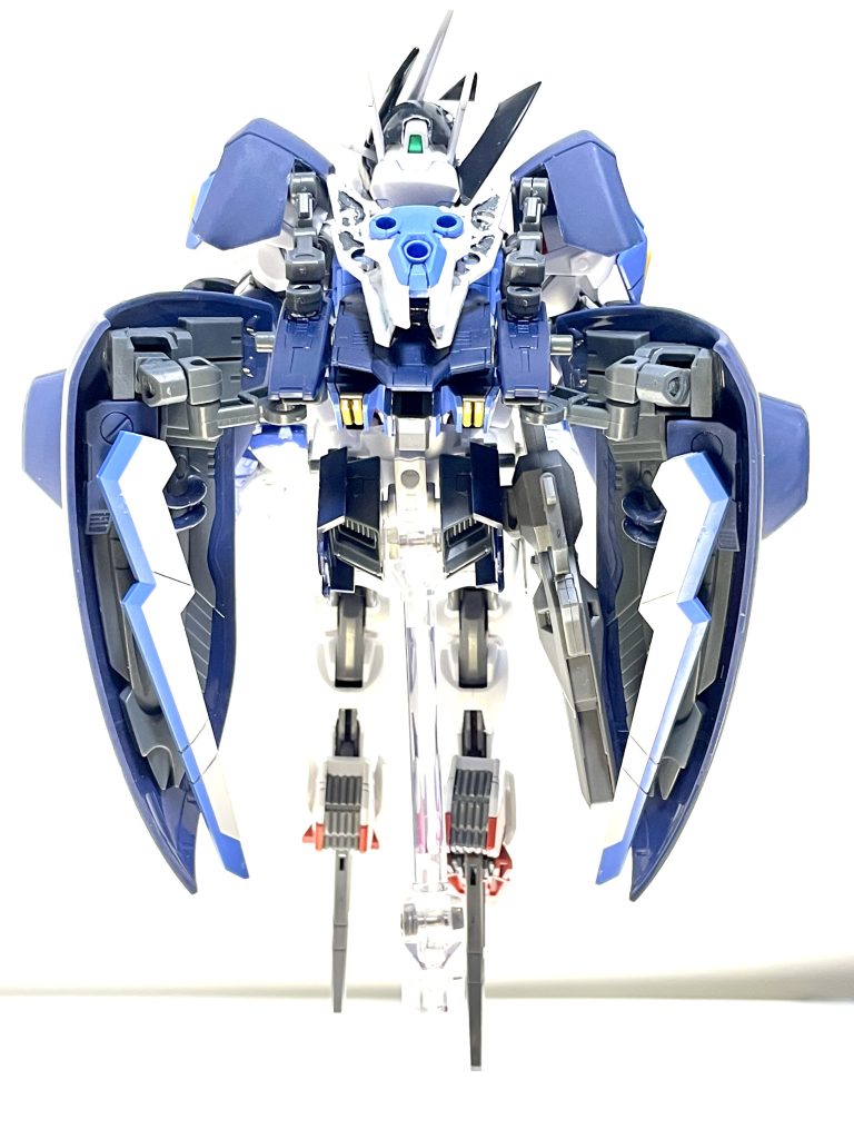 【ウィッチクローク】エアリアルの外装を変更せずに、上から被せる方式で統一したフルアーマーパッケージ。その接続にあたり、バックパックの配置が変更になった事でガンビットのポジションも変更されている。