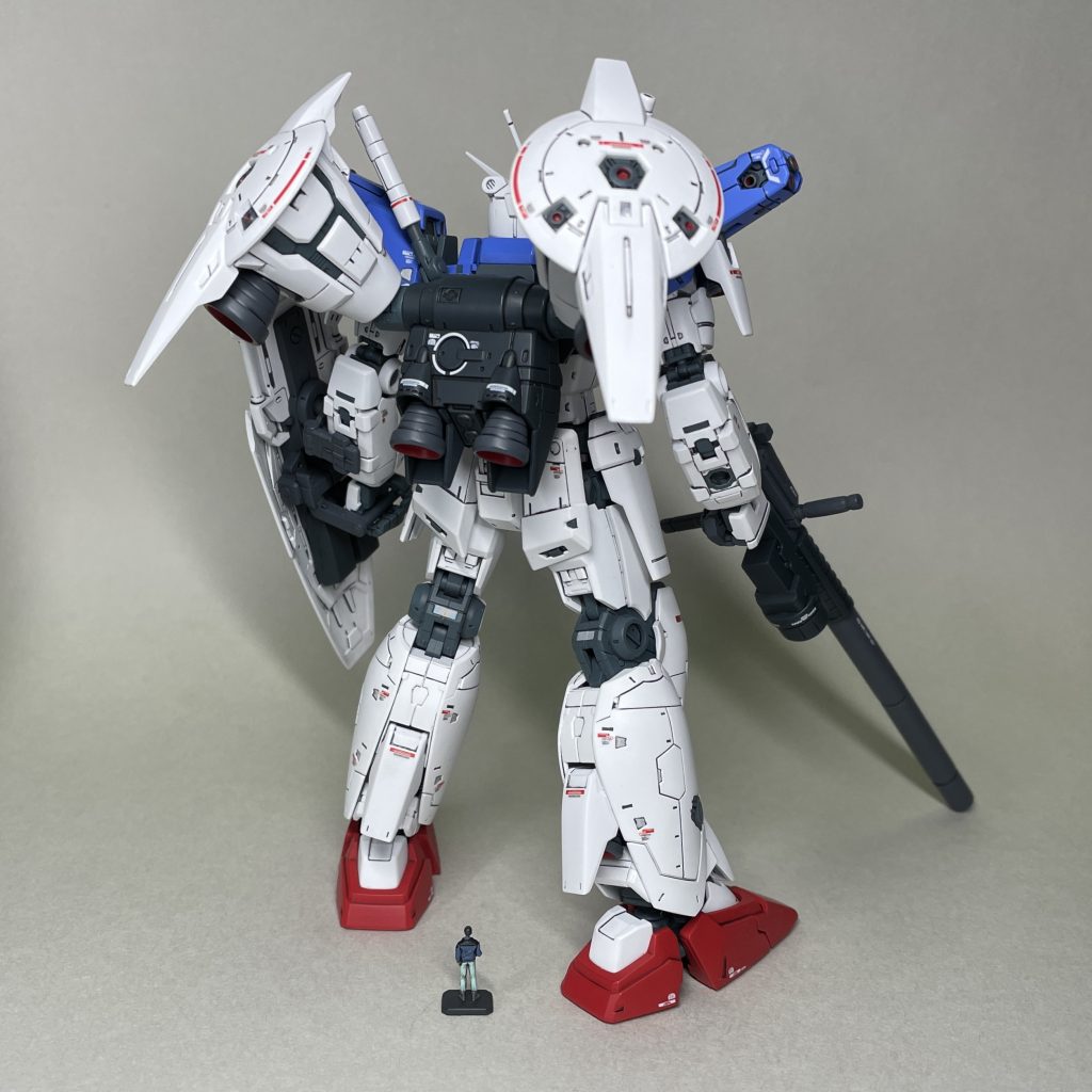 ロングビームライフル装備 うしろ 試作型ビームライフル「ブラッシュ・XBR-L-83d」は、CDシネマで初出の装備。「ガンダムベース限定 システムウェポンキット003」のものを少しディティールアップして可動指に持たせました。ライフルを浮かせるだけの保持力はないので、先端を接地させた状態でしか持てません💦